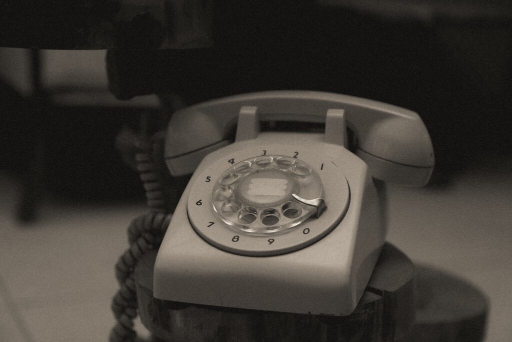 oude draaischijftelefoon in gedempt licht