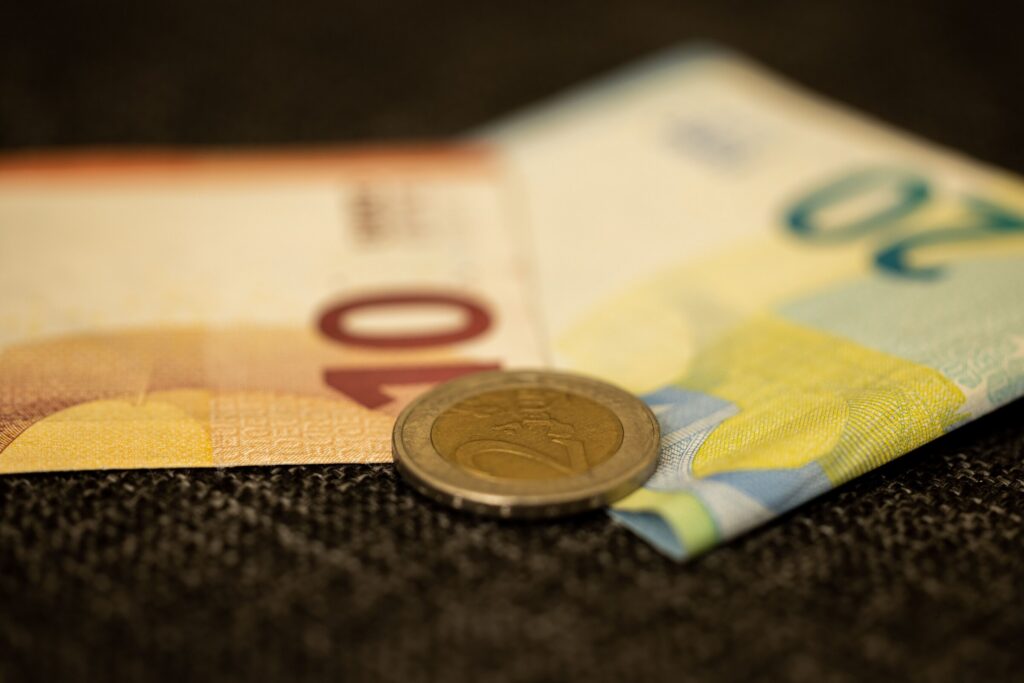 briefjes van tien en twintig euro met een muntstuk