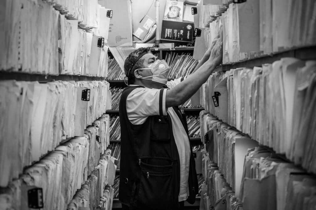 archiefgang vol dossiers in zwart-wit