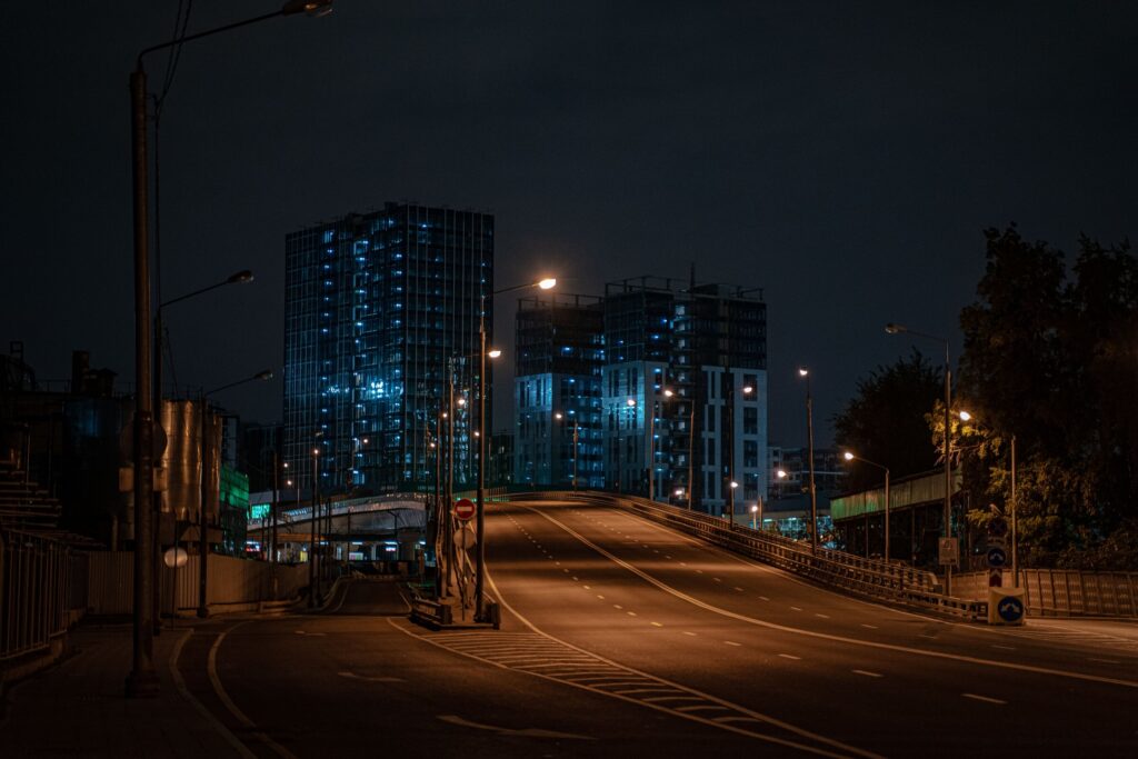 lege stadsstraat bij valavond