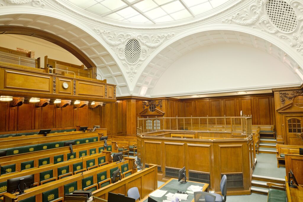 lege rechtszaal onder een koepel