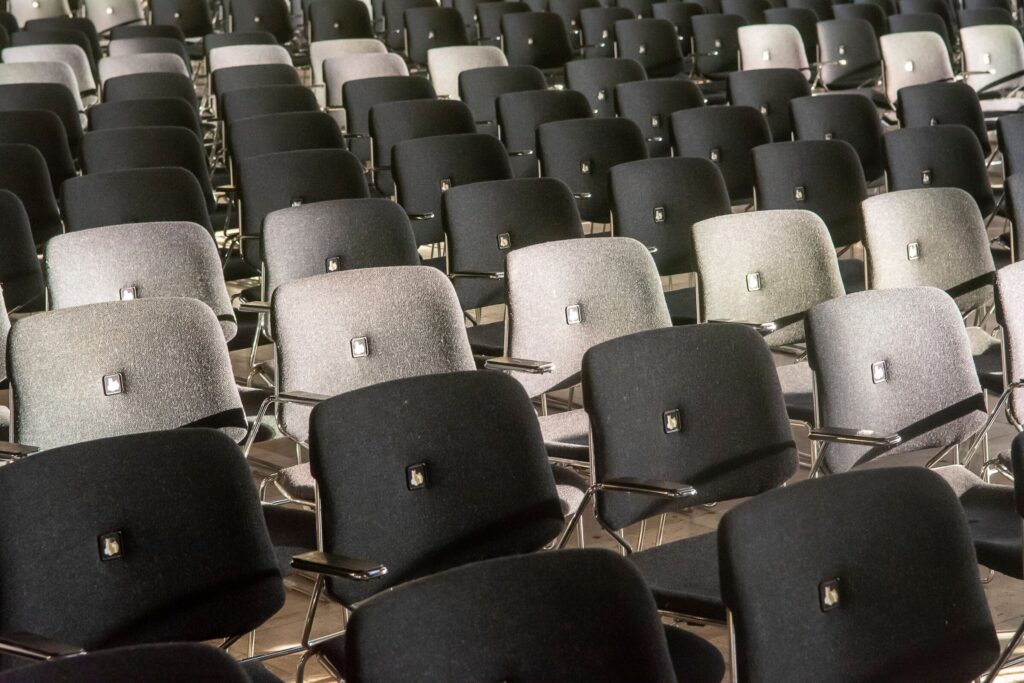 lege stoelenrijen in een auditorium