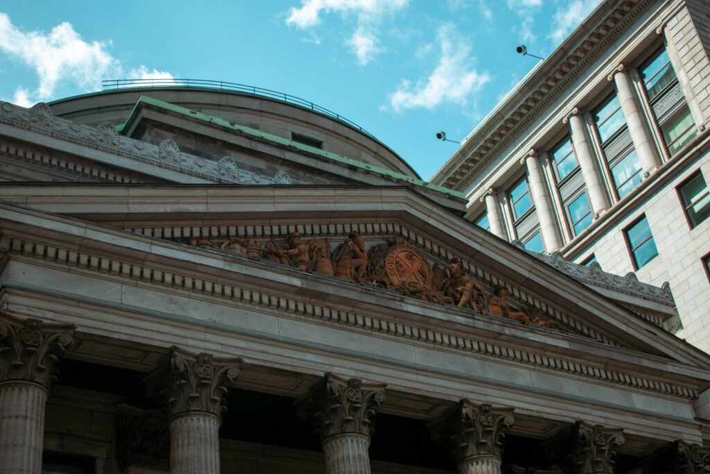 klassieke gevel van een bankgebouw